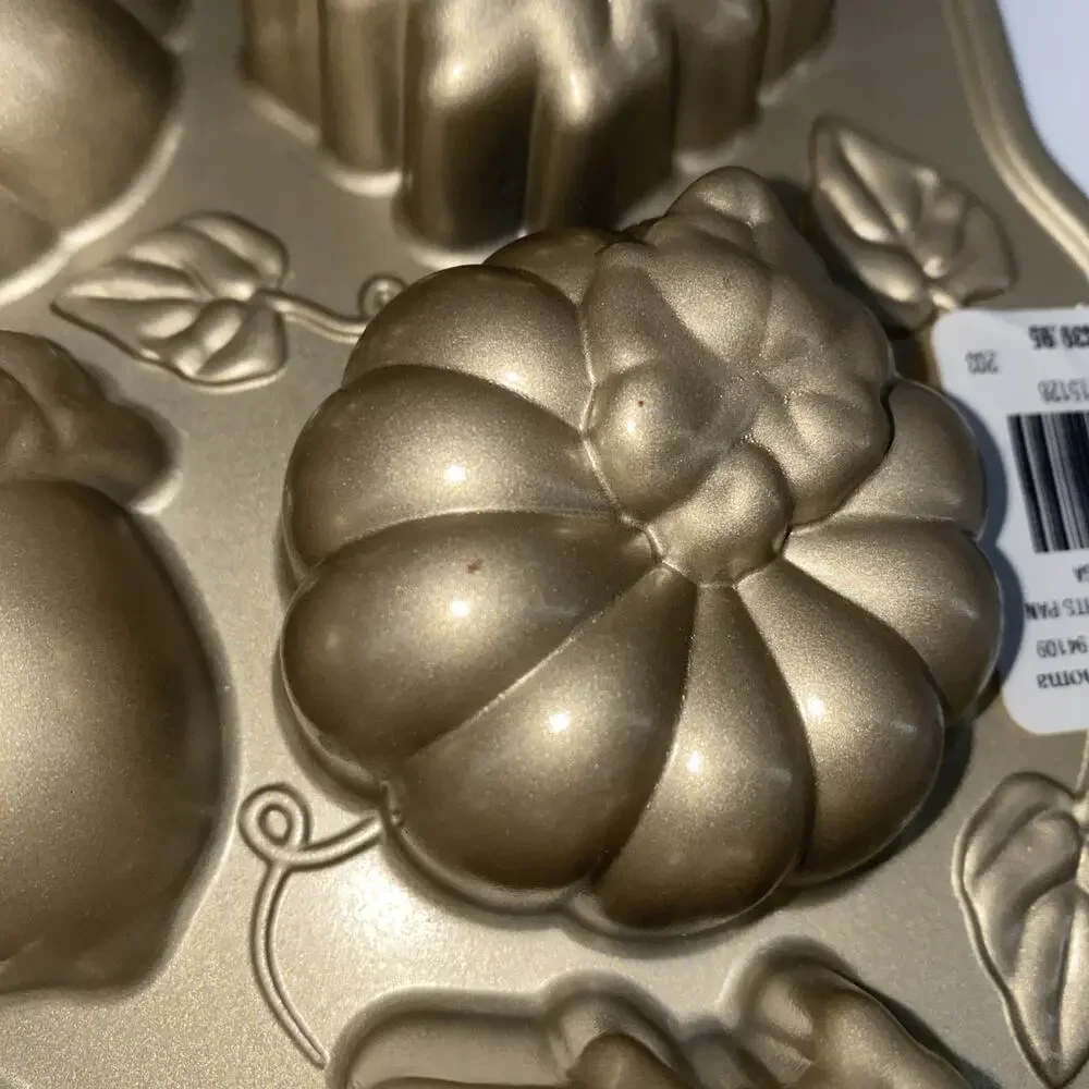 Williams Sonoma Gold Mini Cake Pan Acorn Leaf Fall Bakeware Nonstick Mold